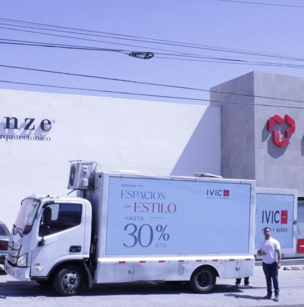 Camión Epic Media en las calles de Hermosillo
